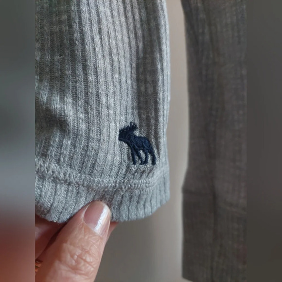 Abercrombie & Fitch Gray Ribbed Knit Cardigan Size Medium embroidered logo - Picture 4 of 5